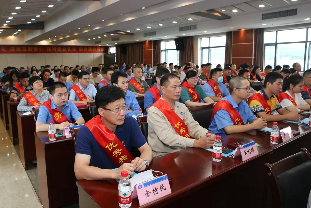 yth2222游艇会官方网站举行庆祝建党99周年、  建厂70周年暨先进表彰大会(图3)